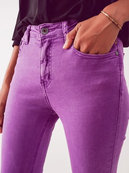 Schlagjeans mit offenem Saum in Lila
