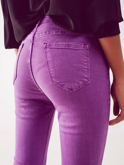 Schlagjeans mit offenem Saum in Lila