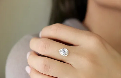 Schwebender birnenförmiger Ring aus Sterlingsilber