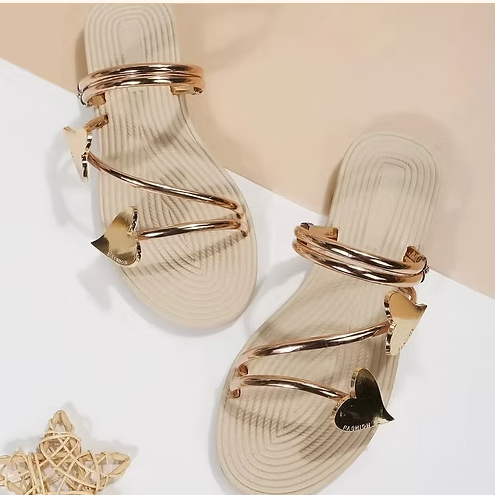 Elegante goldene Sandalen mit Herzriemen – schick und stilvoll