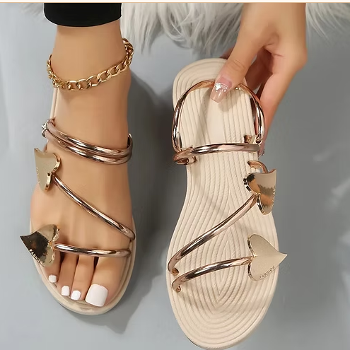 Elegante goldene Sandalen mit Herzriemen – schick und stilvoll