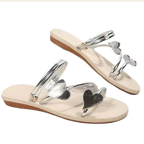 Elegante goldene Sandalen mit Herzriemen – schick und stilvoll